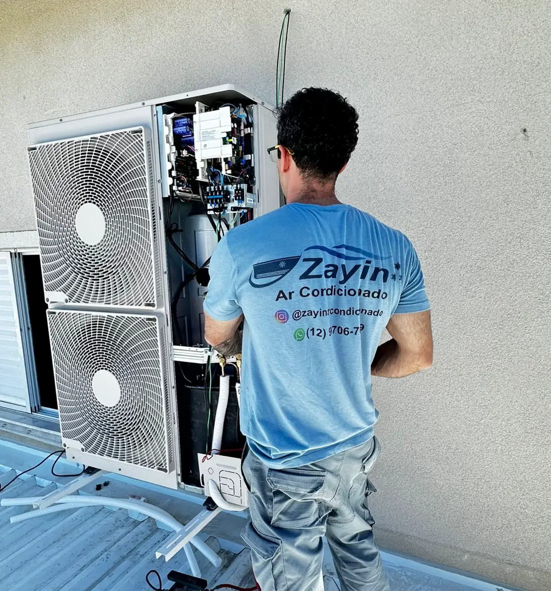Técnico da Zayin fazendo a ligação elétrica de uma condensadora Samsung de dois ventiladores